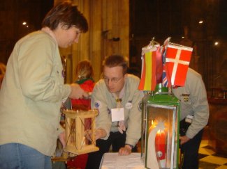 Sabine Eberle emfngt das Friedenslicht im Wiener Stephansdom