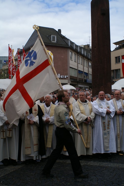 Einzug zum Festgottesdienst mit Banner