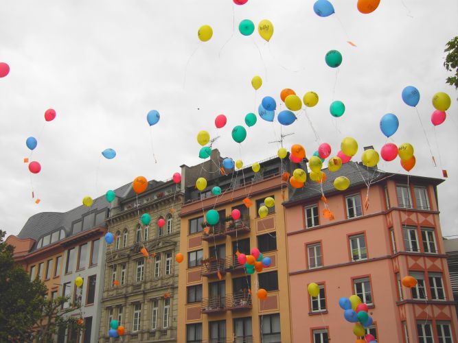 Hunderte von Ballons stiegen mit Glckwnschen in den Himmel.