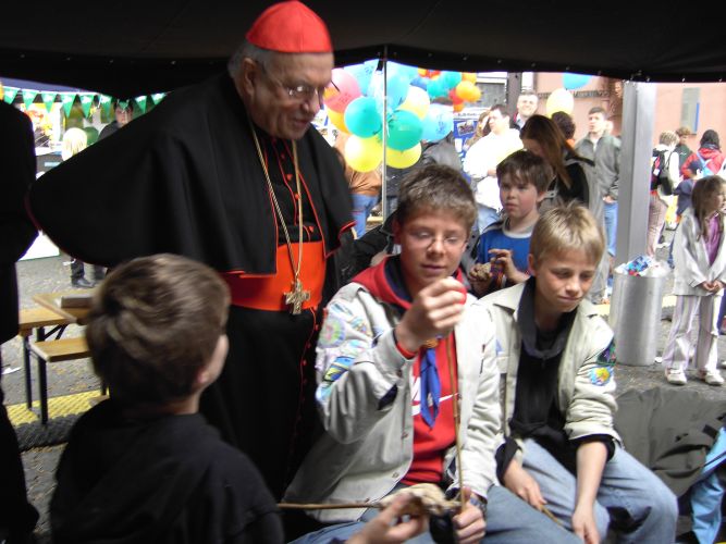 In der Jurte schaut Bsichof Lehmann den Kindern beim Stockbrot-Backen zu.